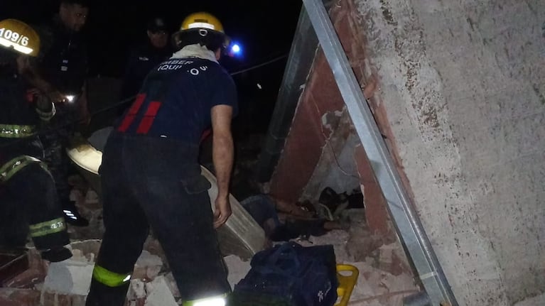 El dueño de la vivienda fue rescatado por Bomberos y personal de Defensa Civil.