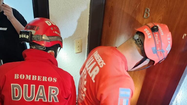 El dueño de un departamento le puso pegamento a la puerta y encerró al inquilino