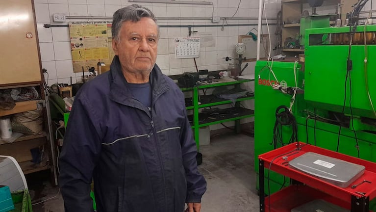 El dueño del taller mecánico, indignado tras el robo. Foto: Pablo Olivarez/El Doce.