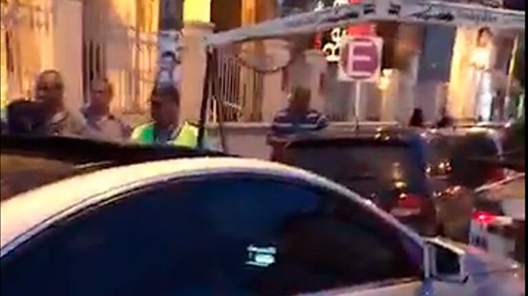 El dueño del vehículo discutió durante una hora y se salió con la suya.