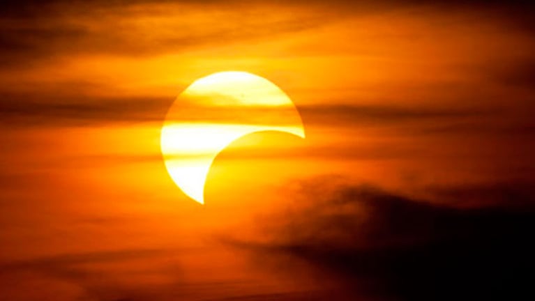 El eclipse comenzó alrededor de las 20 de Argentina. 