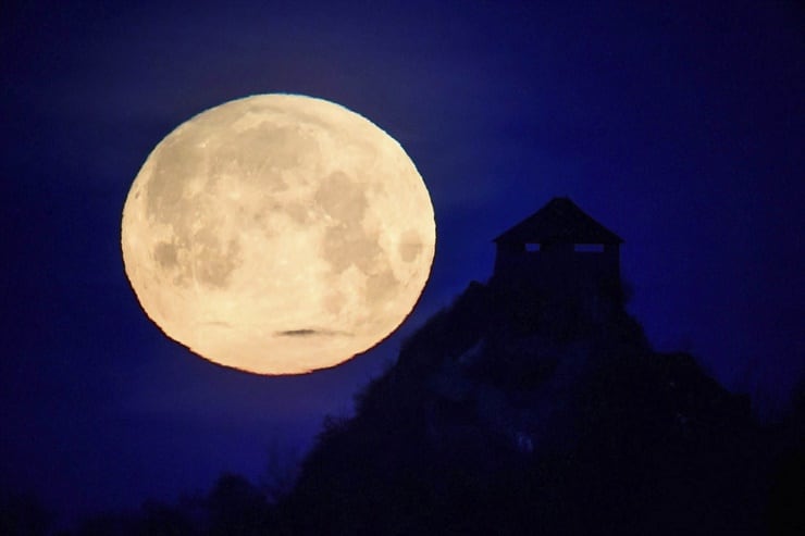 El eclipse de la superluna desde Budapest. 