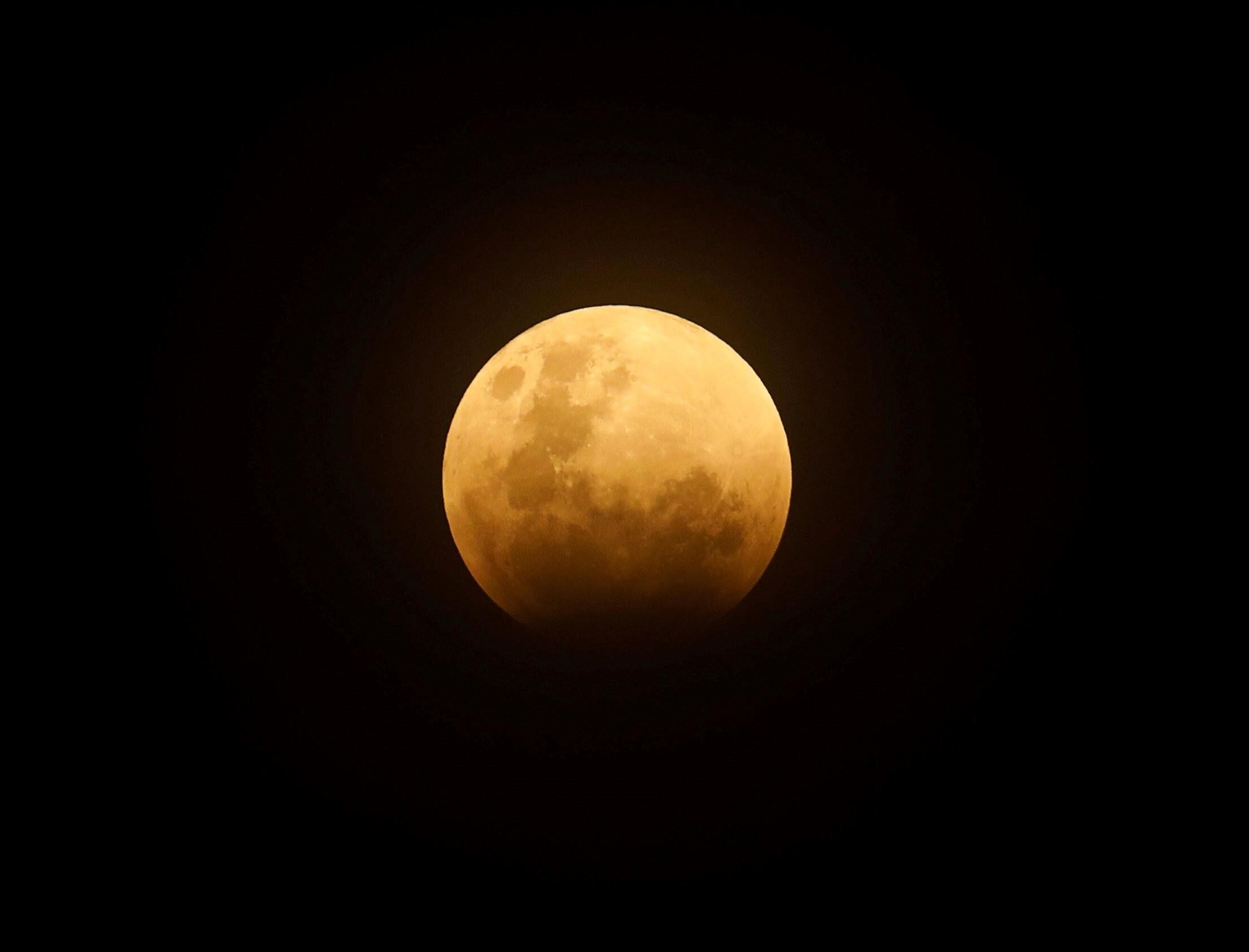 El eclipse de la superluna desde Corea Jakarta, Indonesia.