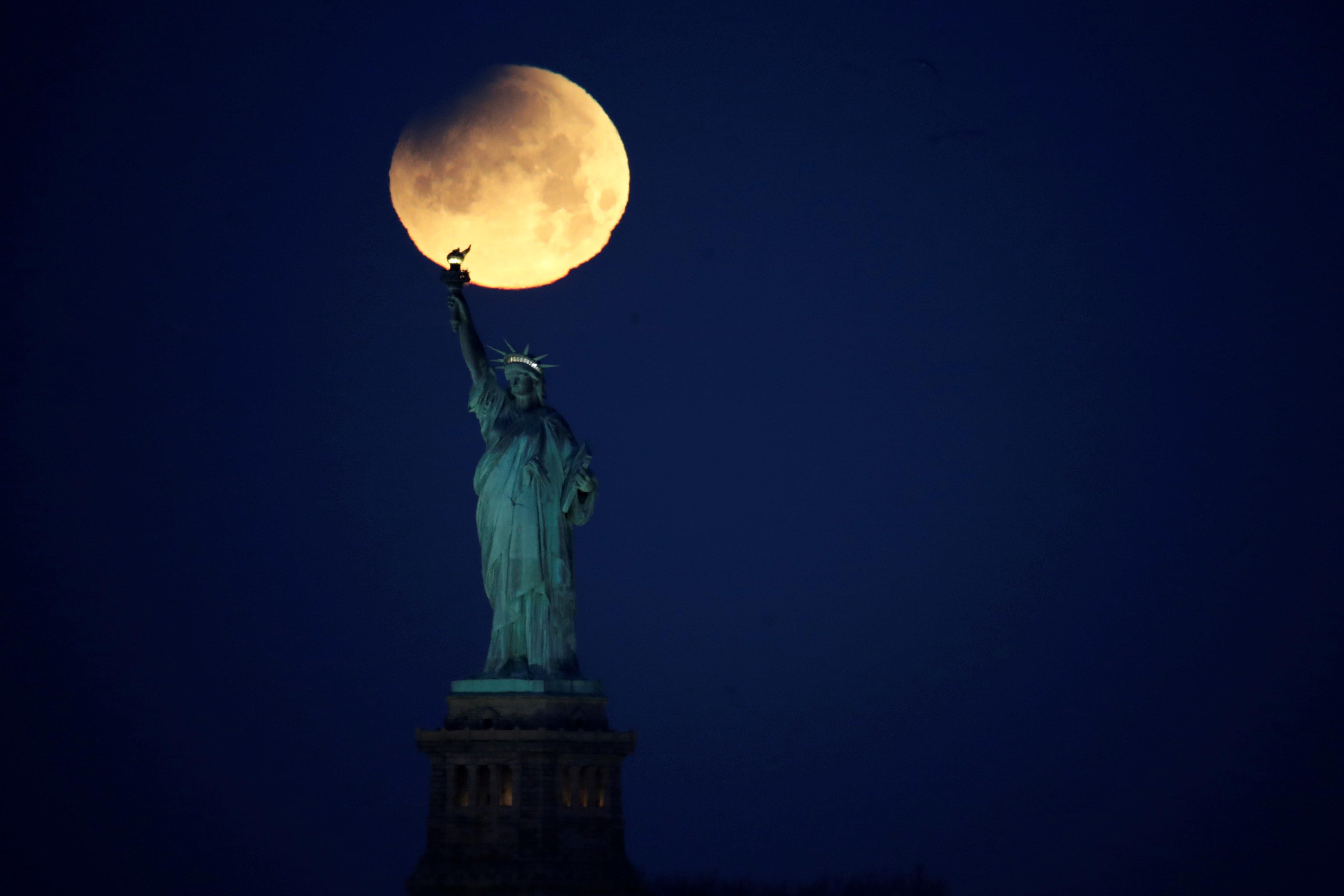 El eclipse de la superluna desde Nueva York.