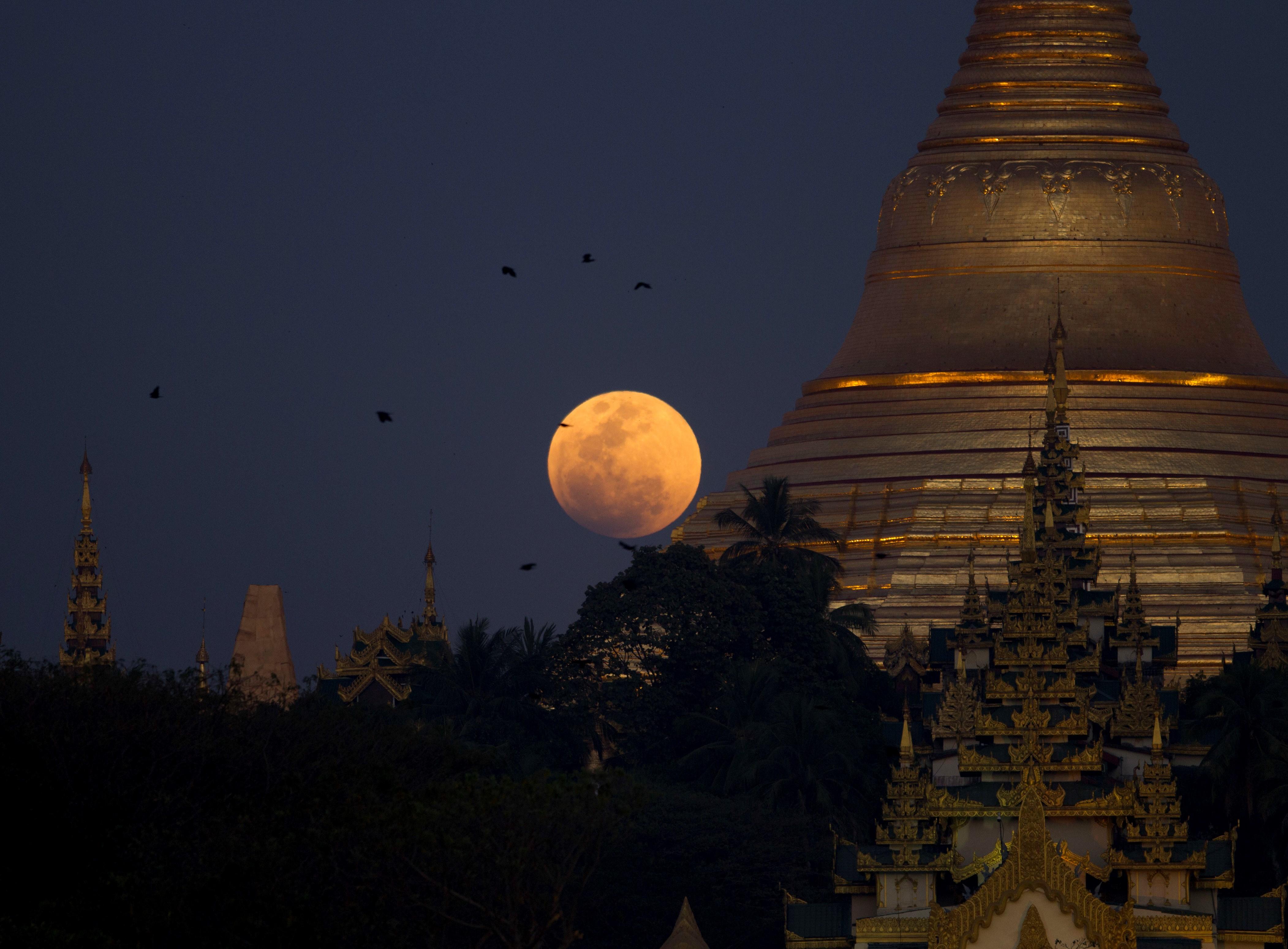 El eclipse de la superluna desde Rangun, Birmania.