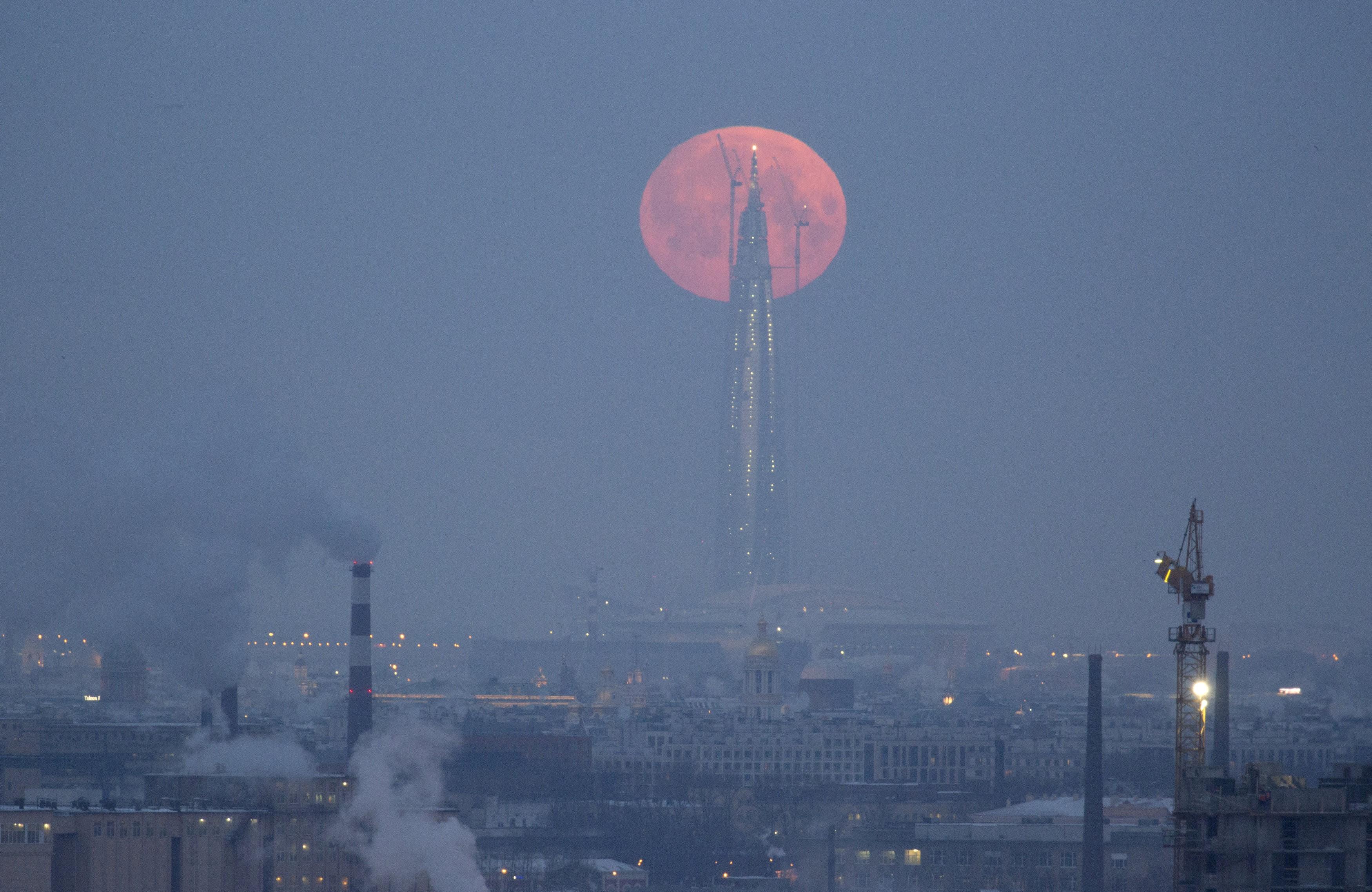 El eclipse de la superluna desde San Petersburgo, Rusia. 