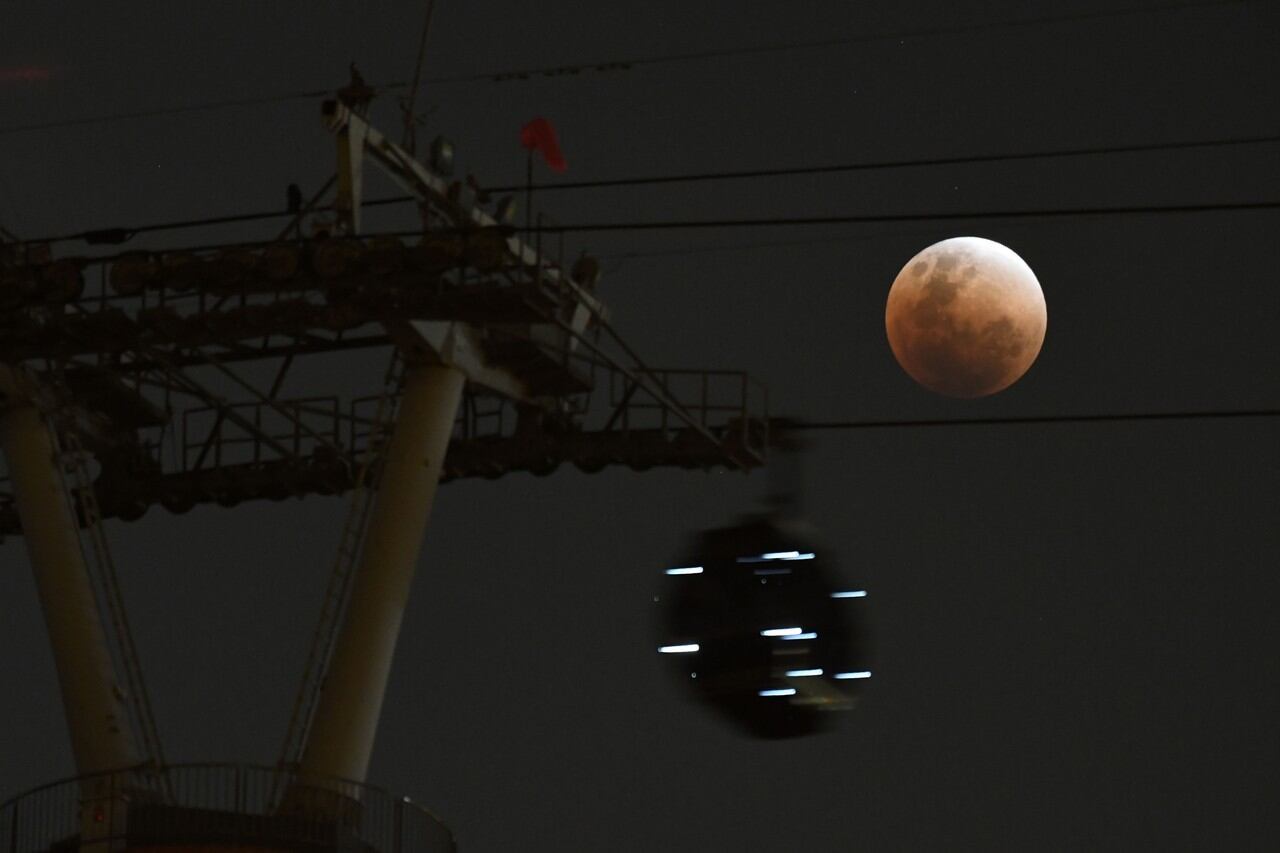 El eclipse de la superluna desde Singapur. 