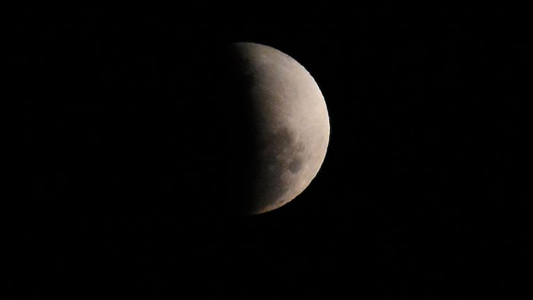 El eclipse lunar, desde distintos puntos de la ciudad. Fotos: Lucio Casalla / ElDoce.tv.