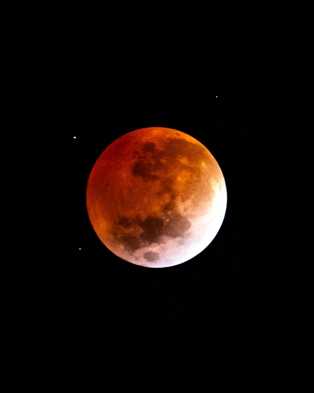 El eclipse lunar desde la lente de El Doce.