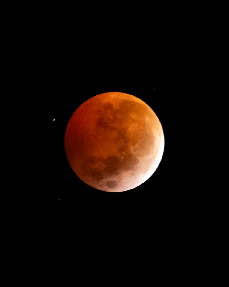 El eclipse lunar desde la lente de El Doce.