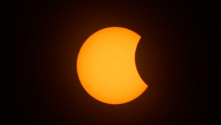 El eclipse parcial de sol se pudo apreciar en Las Salinas. Foto: Lucio Casalla / ElDoce.tv.