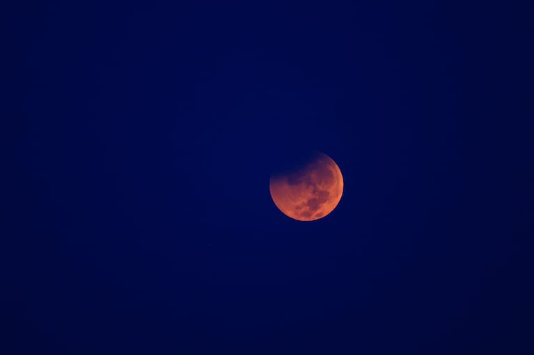 El eclipse parcial lunar del 28 de agosto visto en Arabia Saudita. REUTERS/Ibraheem Abu Mustafa