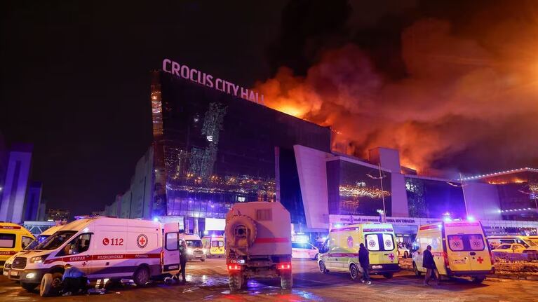 El edificio atacado terminó prendido fuego.