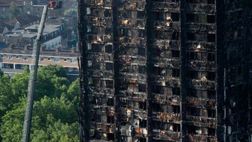 El edificio completamente destruido tras el fatal incendio.