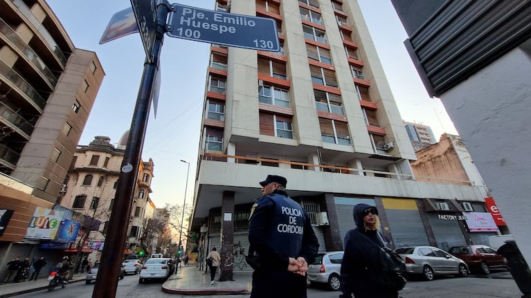 El edificio donde apareció el cuerpo dentro del ropero.