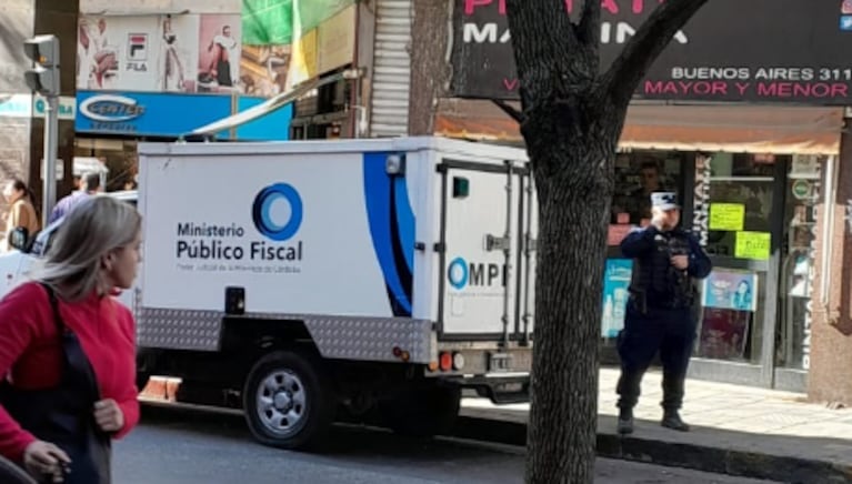 El edificio donde apareció muerto un hombre.