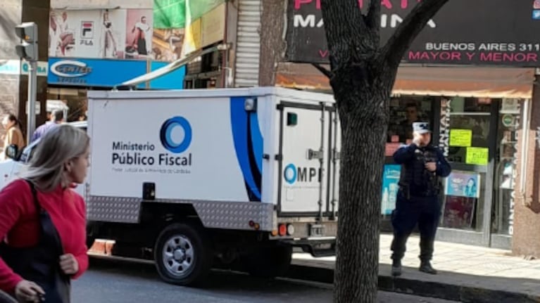 El edificio donde apareció muerto un hombre.