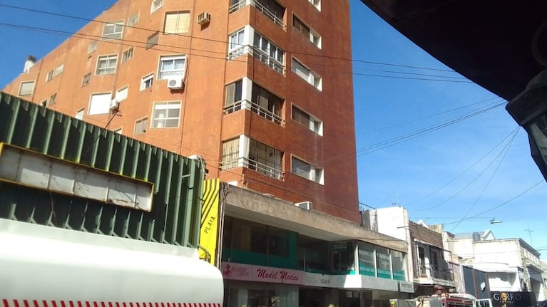 El edificio donde encontraron muerto al hombre de 42 años en Río Cuarto. Foto: LV16.
