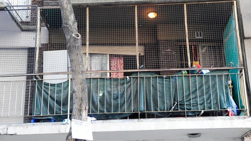 El edificio donde ocurrió la tragedia, ubicado en calle La Rioja al 1100.