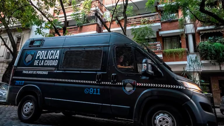 El edificio donde vive Adorni en Caballito, custodiado por movilizaciones de grupos de izquierda. Foto: Santiago Oróz / La Nación.