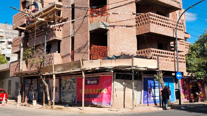 El edificio en construcción está frente a la excárcel de Encausados.