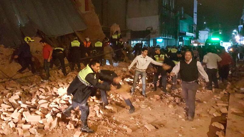 El edificio se desplomó pasadas las 20 cuando mucha gente circulaba por la calle.