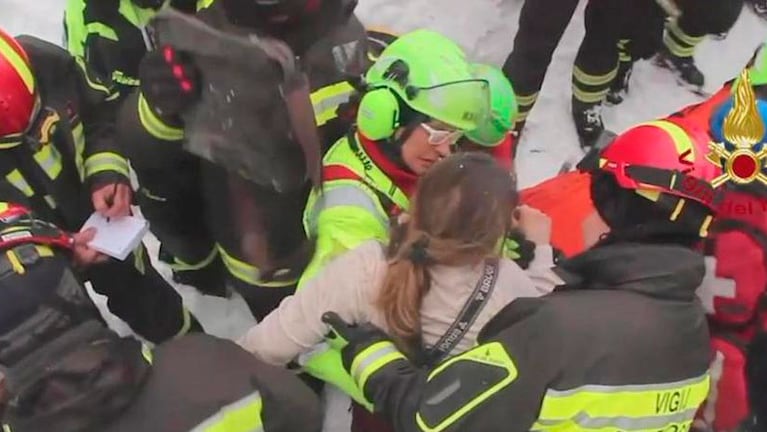 El emocionante  momento del rescate de una mujer del Hotel Rigopiano. 