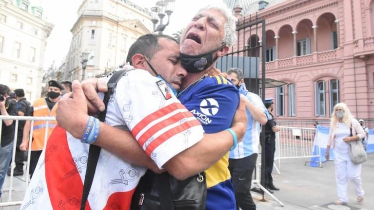 El emotivo abrazo de un hincha de Boca y otro de River por la muerte de Maradona