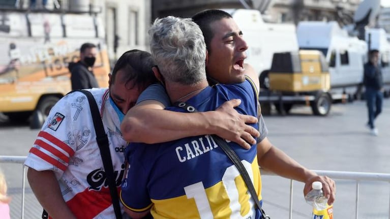 El emotivo abrazo de un hincha de Boca y otro de River por la muerte de Maradona