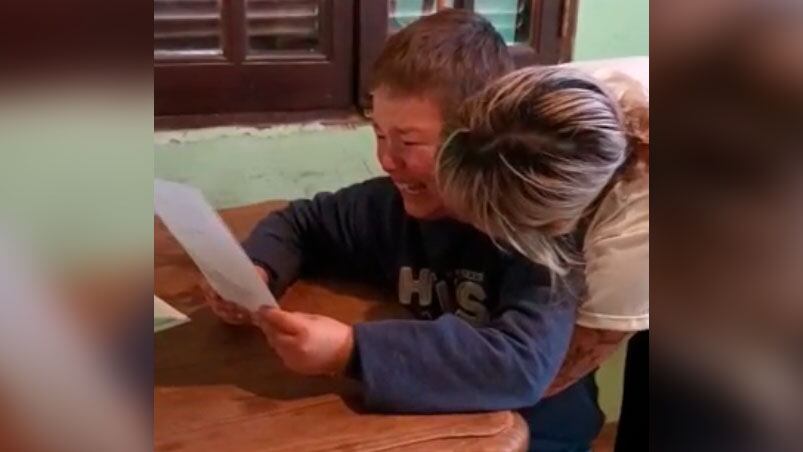 El emotivo abrazo entre Lihuen y su mamá.