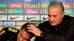 El emotivo abrazo entre Neymar y Tite durante la conferencia de prensa.