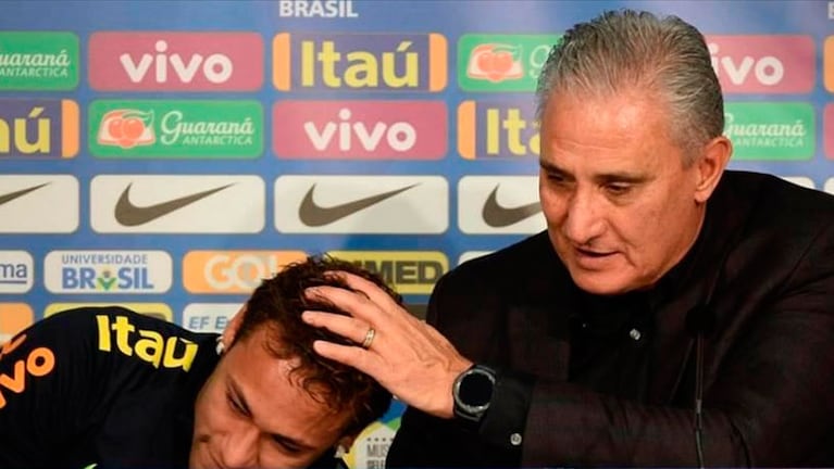 El emotivo abrazo entre Neymar y Tite durante la conferencia de prensa.