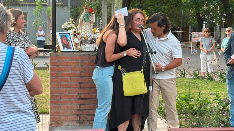 El emotivo homenaje a Catalina en la plaza de barrio Inaudi. Foto: Agustina Álvarez / ElDoce.tv.