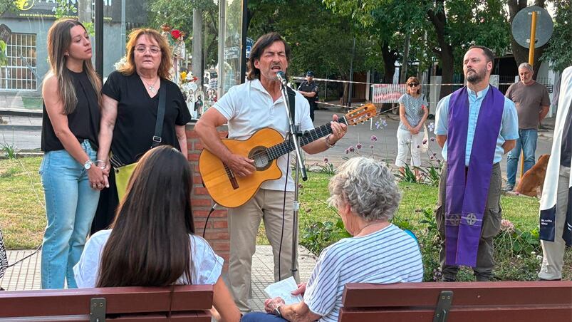 El emotivo homenaje a Catalina en la plaza de barrio Inaudi. Foto: Agustina Álvarez / ElDoce.tv.