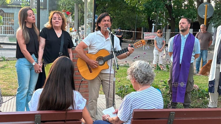 El emotivo homenaje a Catalina en la plaza de barrio Inaudi. Foto: Agustina Álvarez / ElDoce.tv.