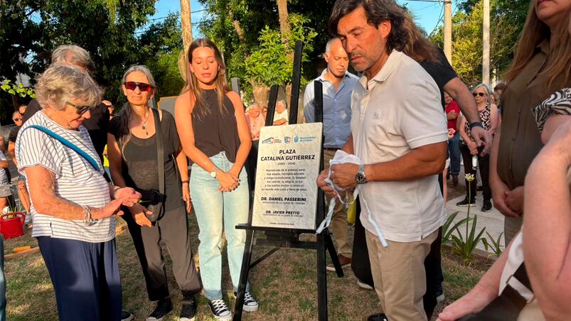 El emotivo homenaje a Catalina en la plaza de barrio Inaudi. Foto: Agustina Álvarez / ElDoce.tv.