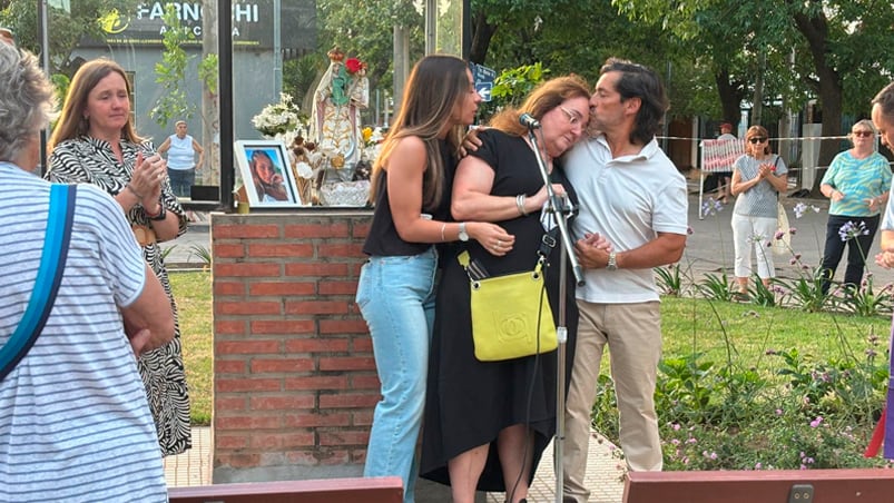 El emotivo homenaje a Catalina en la plaza de barrio Inaudi. Foto: Agustina Álvarez / ElDoce.tv.