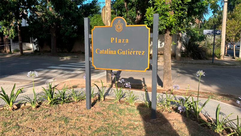 El emotivo homenaje a Catalina en la plaza de barrio Inaudi. Foto: Agustina Álvarez / ElDoce.tv.