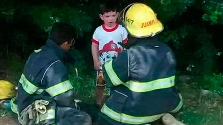 El emotivo rescate de un niño tras un accidente en la ruta 5