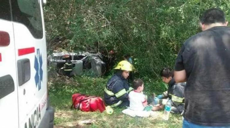 El emotivo rescate de un niño tras un accidente en la ruta 5