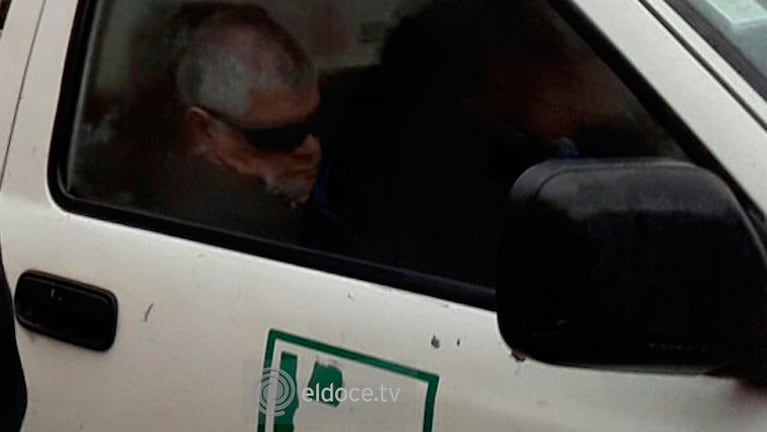 El empleado de EPEC dormido arriba de la camioneta.