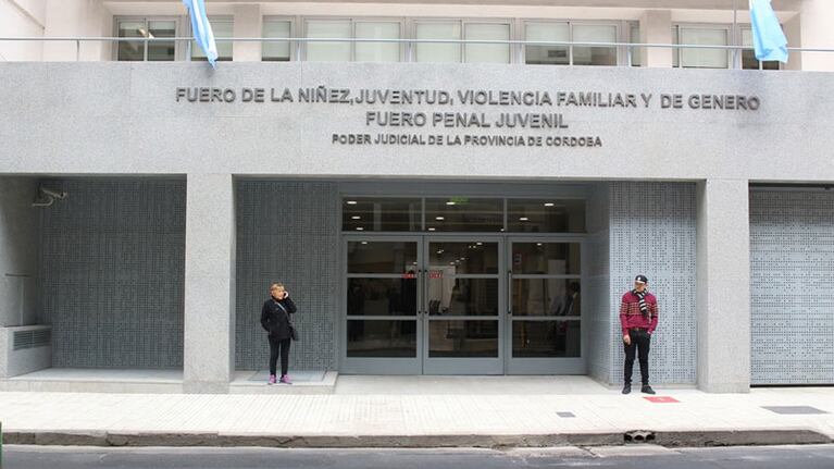 El empleado fue visto por un taxista que llamó a la Policía.