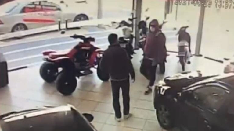 El empleado había sido grabado en el momento exacto en que ingresó el ladrón.