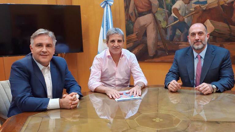 El encuentro del gobernador Llaryora con el ministro de Economía de la Nación, Luis Caputo.
