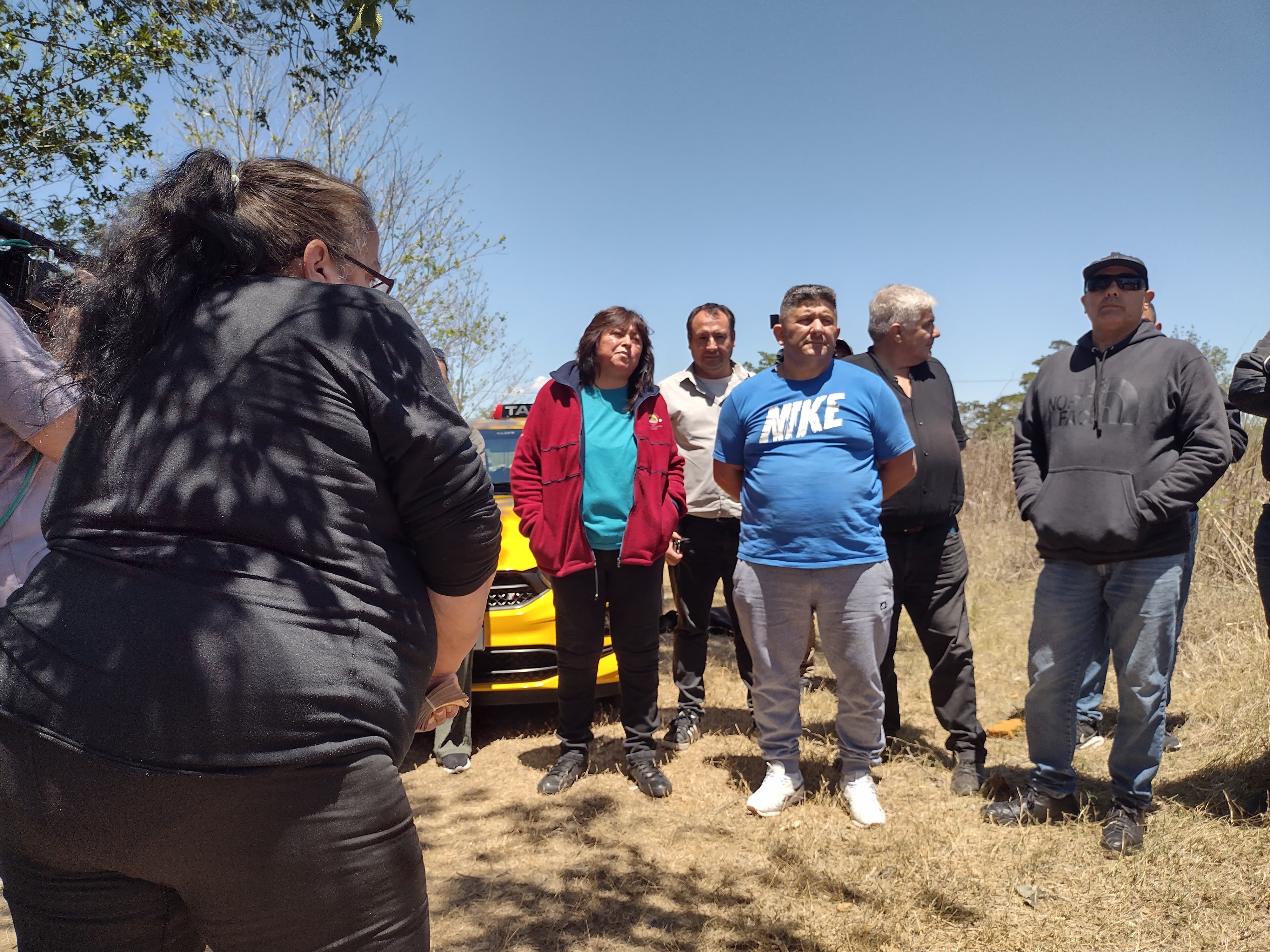 El encuentro entre los taxistas y la jubilada. Foto: Pablo Olivarez / El Doce. 