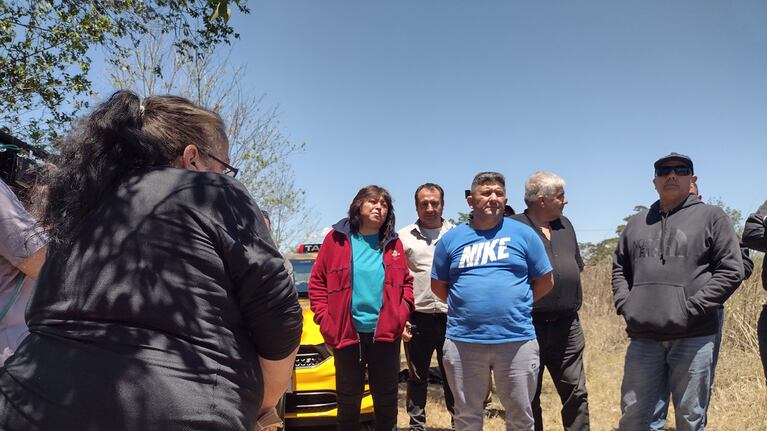 El encuentro entre los taxistas y la jubilada. Foto: Pablo Olivarez / El Doce.