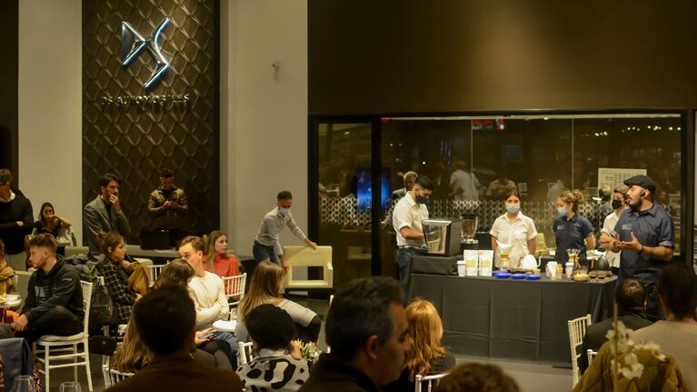 El encuentro fue acompañado de degustación de diversos tipos de cafés y aperitivos de estilo francés, característicos de la marca.