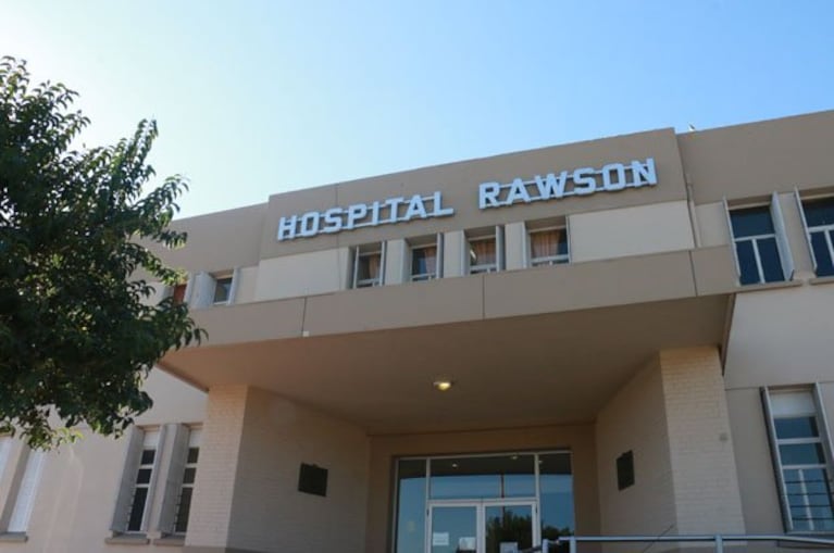 El enfermero que tiene Covid trabaja en el Hospital Rawson.