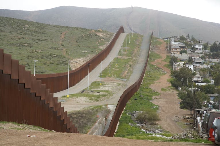 El enorme muro cuenta con una custodia de alta tecnología. Foto: The San Diego Union-Tribune