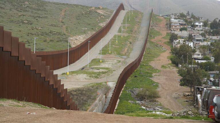 El enorme muro cuenta con una custodia de alta tecnología. Foto: The San Diego Union-Tribune